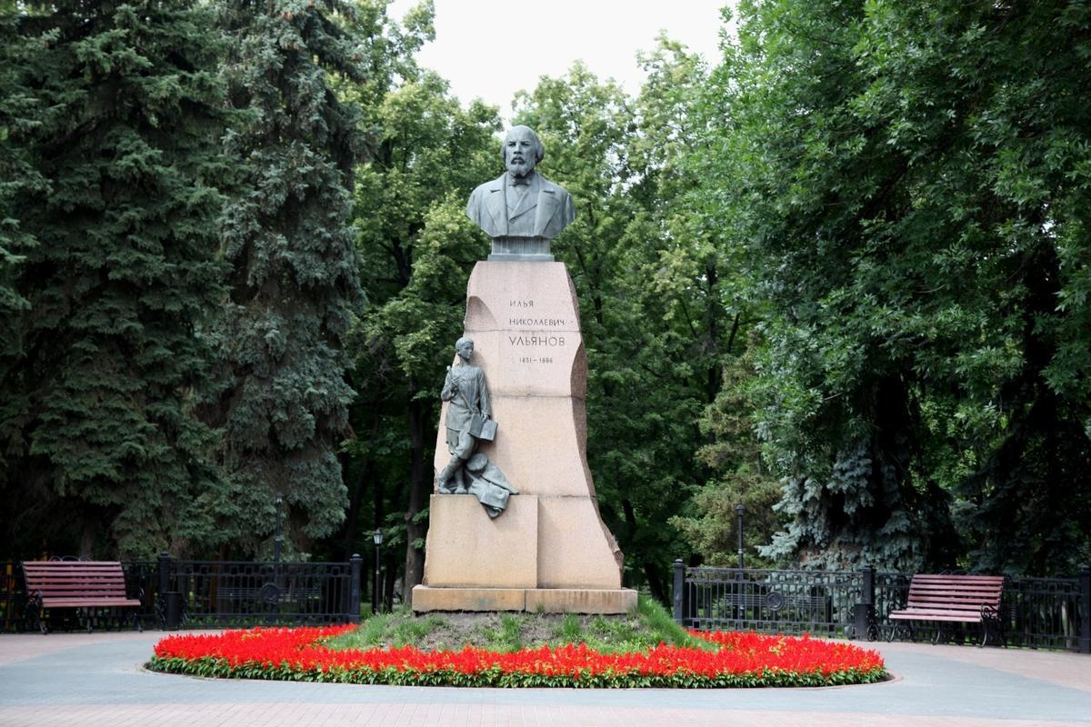 Россия город ульяновск памятники. Памятник Илье Ульянову в Ульяновске. Памятник Илье Николаевичу Ульянову в Ульяновске. Памятник Ильи Николаевича Ульянова.